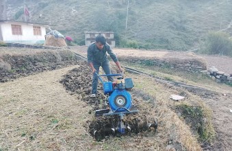 बाजुरामा खेत जोत्न हाते ट्याक्टर, प्रविधिमैत्री बन्दै कृषक