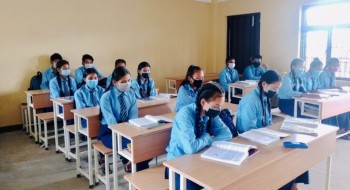 बैतडीका २५ केन्द्रबाट एसईई परीक्षा सुरुः दुई परीक्षार्थीले सहयोगीबाट परीक्षा दिदै
