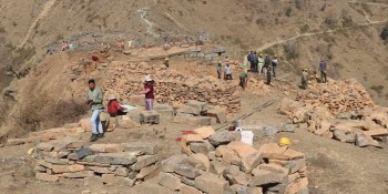 डडेल्धुराको ऐतिहासिक स्थल अजयमेरुकोटको उत्खनन गरिँदै