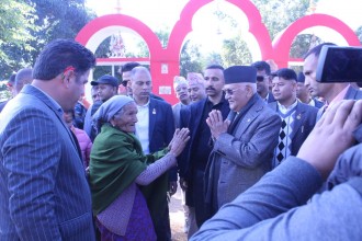 ८४ बर्षीय आमाले ओलीलाई आर्शिवाद दिदैँ भनिन् “हामिलाई भत्ता दिनेको दर्शन पायौँ”