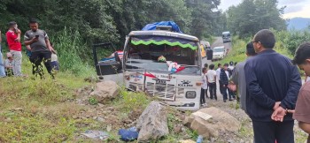 सिन्धुपाल्चोकको पाँचकिलोमा बस दुर्घटना, २० जना घाइते