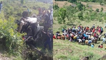 दार्चुलामा  विजय जुलुसकालागि  मान्छे ओसार्न जादै गरेको हाईस दुर्घटना, ३ जनाको मृत्यु
