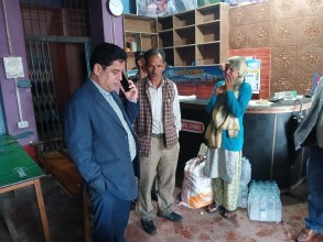 पहिरो पीडितसँग भेट्दै मन्त्री भण्डारी, उद्धार र राहतमा खटिन निर्देशन