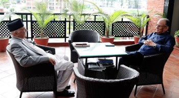 ओली र प्रचण्डबीच एक्लाएक्लै वार्ता