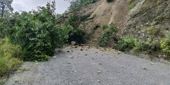 मेची राजमार्गमा पुनः पहिरो, सडक अवरुद्ध