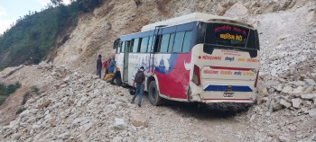 श्रीभावर–पुर्चौडीहाट सडकमा जोखिम मोलेर यात्रा, यात्रुहरुलाई दैनिक सास्ती 
