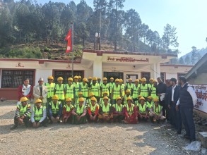 सुर्नया गाउँपालिकाद्धारा श्रमिकहरुलाई सुरक्षा सामग्री र हाते औजार हस्तान्तरण 