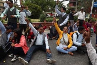 विद्यालय कर्मचारीकाे आन्दोलन आक्रमक बन्दै "शैक्षिक हड्ताल तिर कर्मचारीहरु"